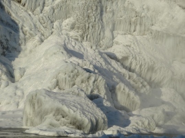 Eisgebilde am Seljalandsfoss