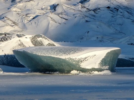Gletschereis im zugefrorenen See