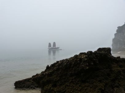 Halong Bucht im Nebel
