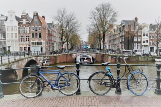 Fahrräder und Wasser dominieren das Stadtbild